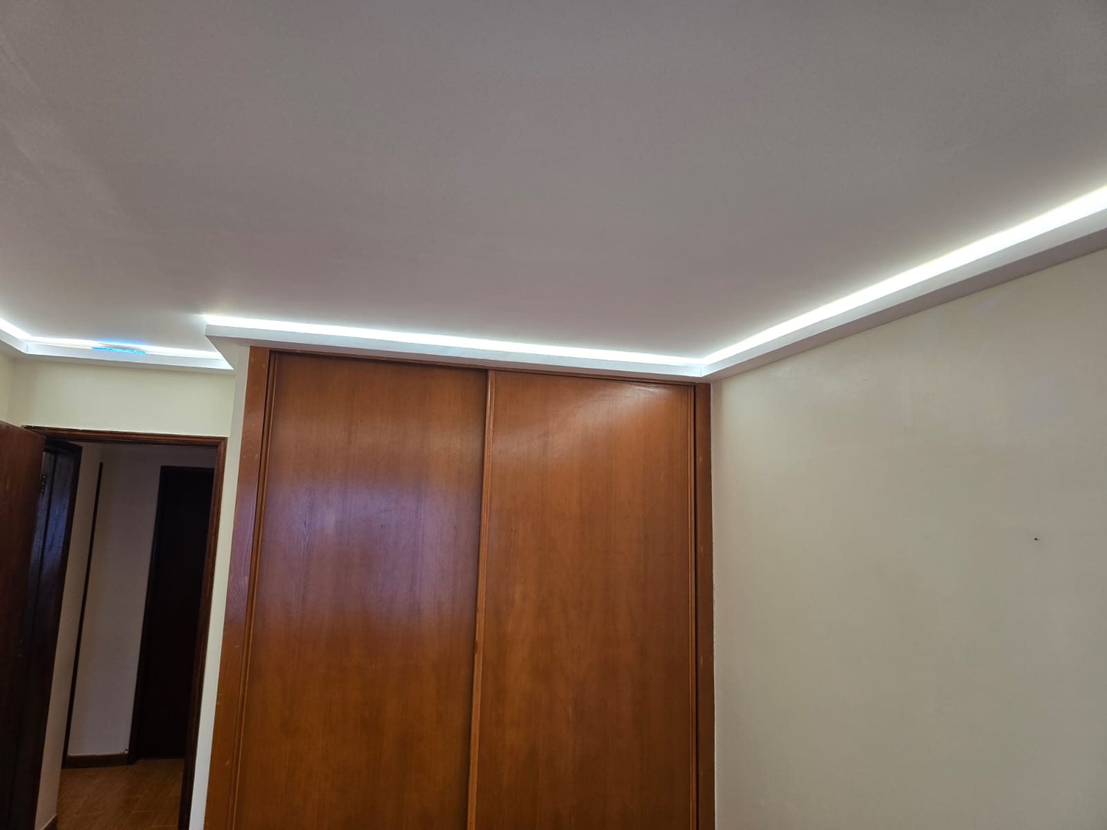 Roupeiro de madeira com sanca em pladur e iluminação indireta
