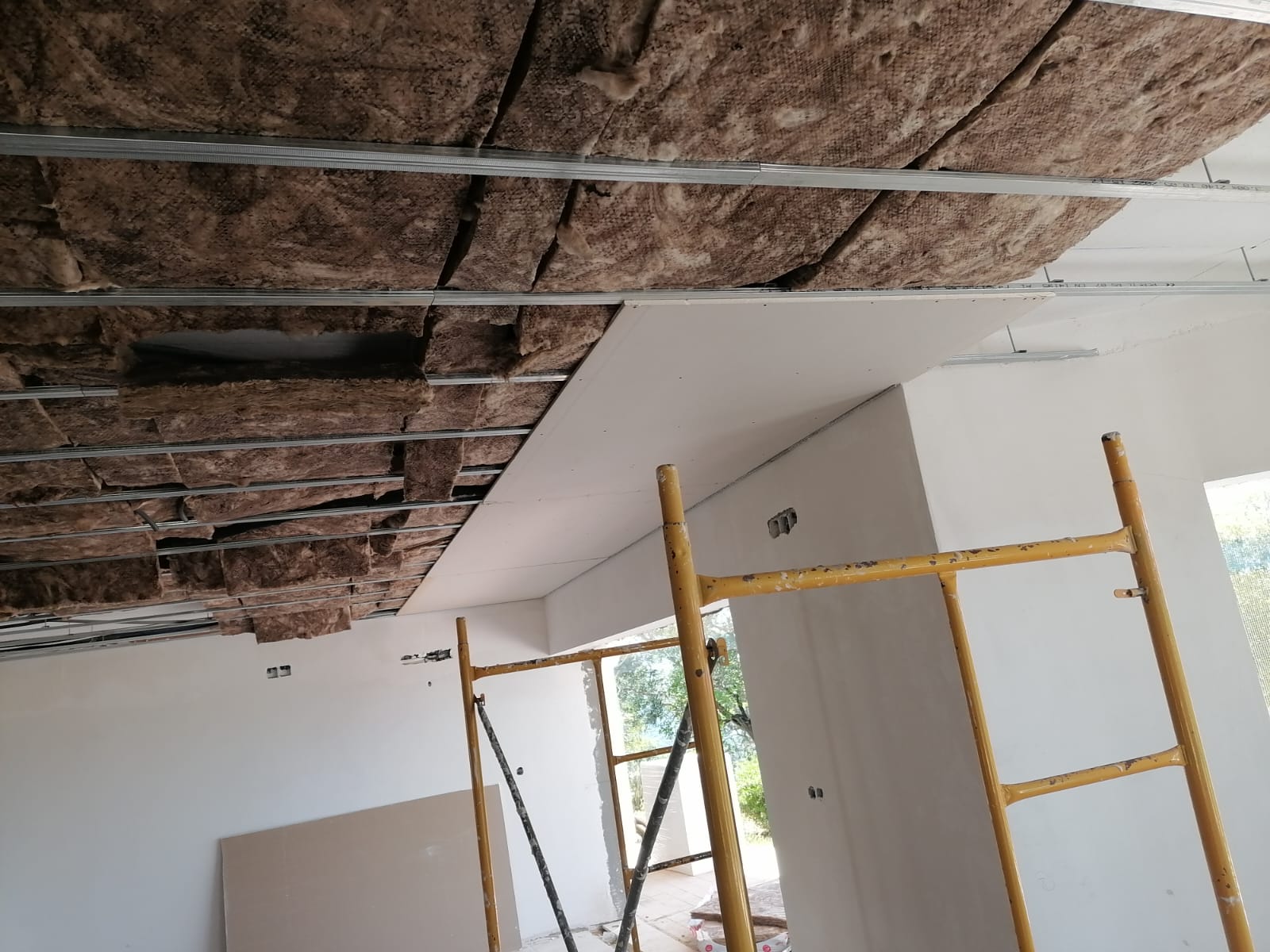 Estrutura de teto falso em pladur com isolamento em lã mineral