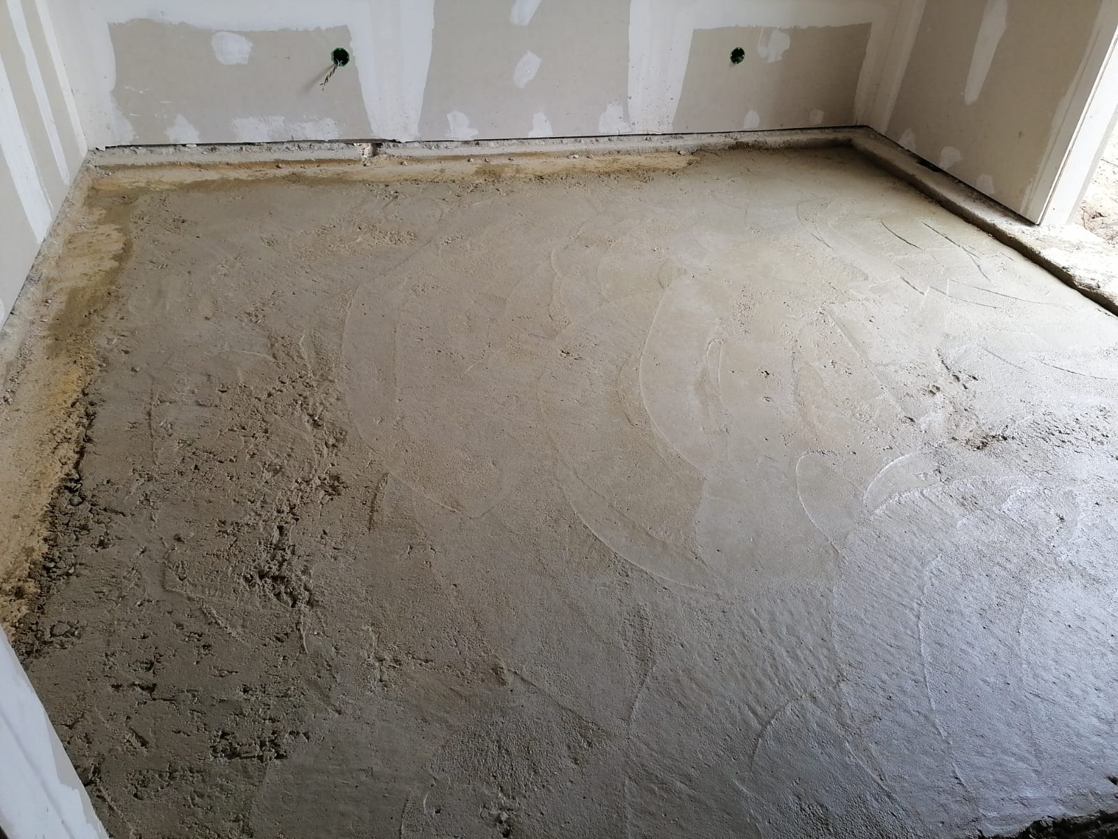 Regularização de pavimento com betonilha antes do revestimento
